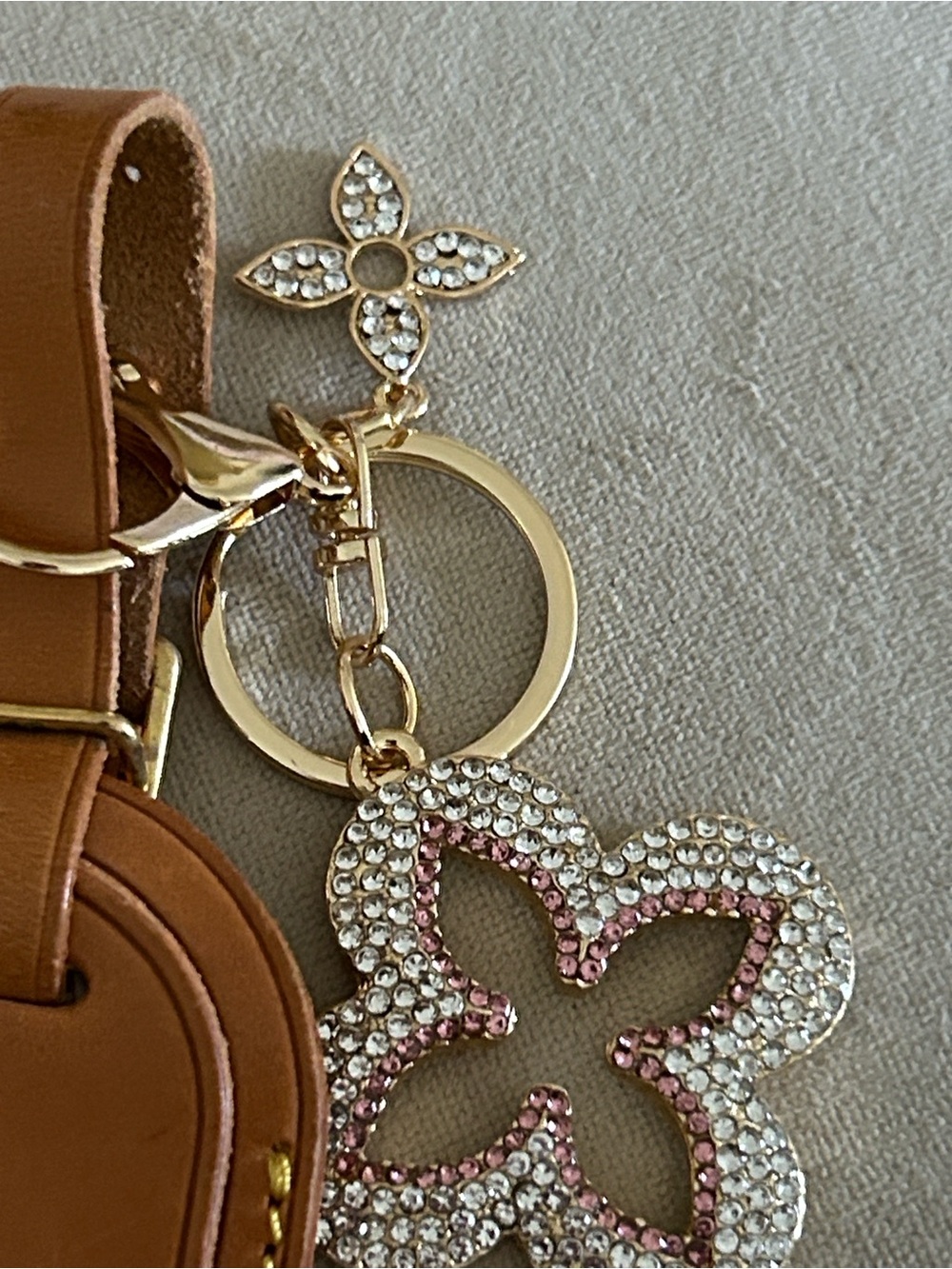 Louis Vuitton Leather LUGGAGE/bag Tag w/ unbranded charm EUC - Picture 4 of 8